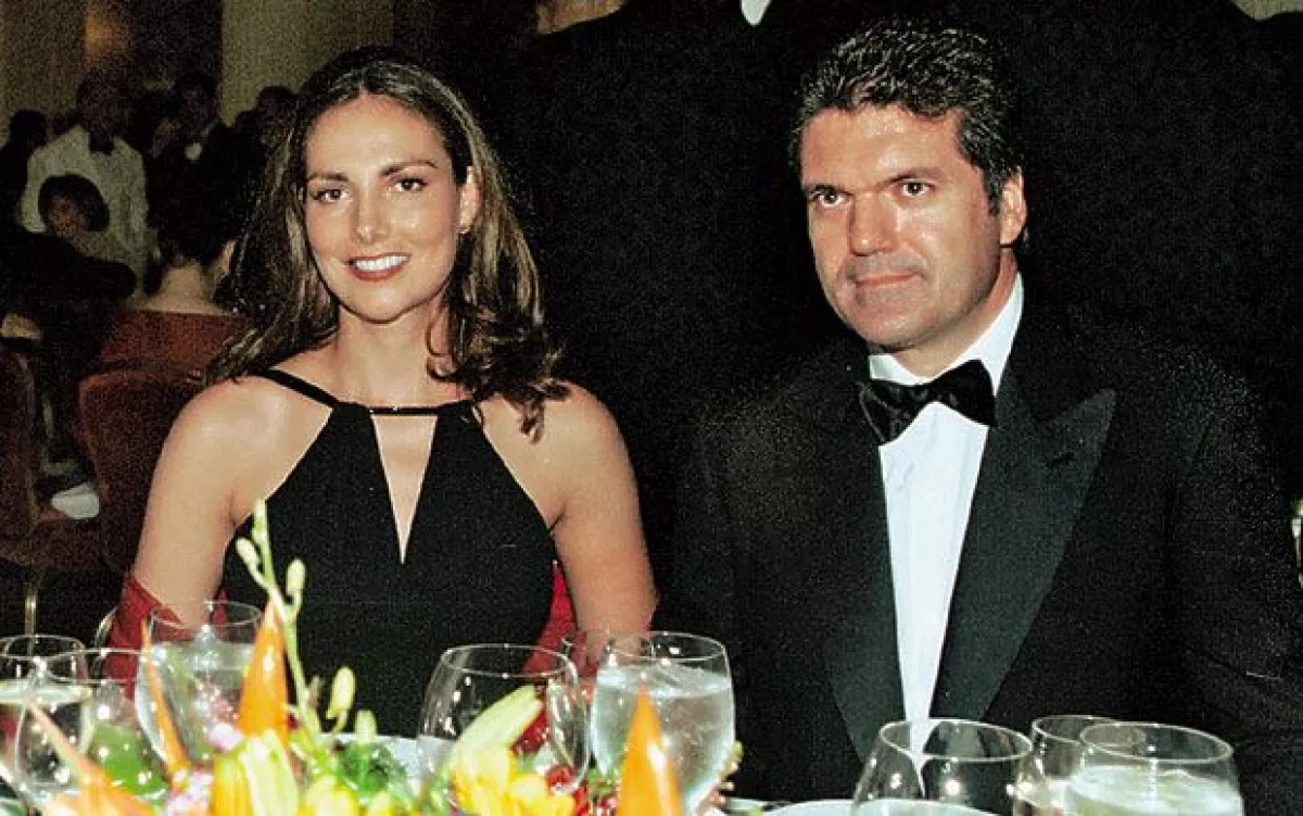 PRIMERA APARICIÓN PÚBLICA. Luego de ser la pareja de Emilio Azcárraga Milmo, Adriana comenzó a salir con Juan. Aquí, en 1998, durante un evento de Telefónica, donde Villalonga fue director general.