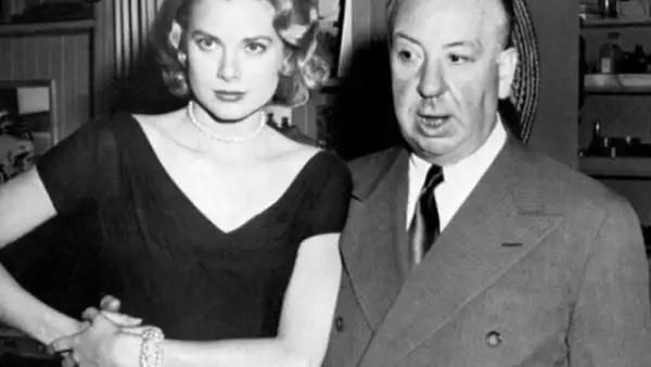 Su gran musa llegaría en 1953, cuando conoció a Grace Kelly y quedó `enamorado´ de ella. Fue de las pocas actrices a las que trató dulcemente. Ella filmó `Dial M for Murder´ en 1954, `Rear Window´ en 1954 y `To Catch a Thief´ en 1955.