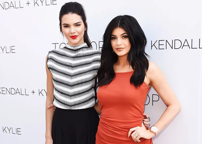 Las dos hermanas pasaron 20 minutos encerradas junto a sus amigas Hailey Baldwin y Jordyn Woods en el ascensor del edificio donde se encuentra su apartamento en Nueva York.