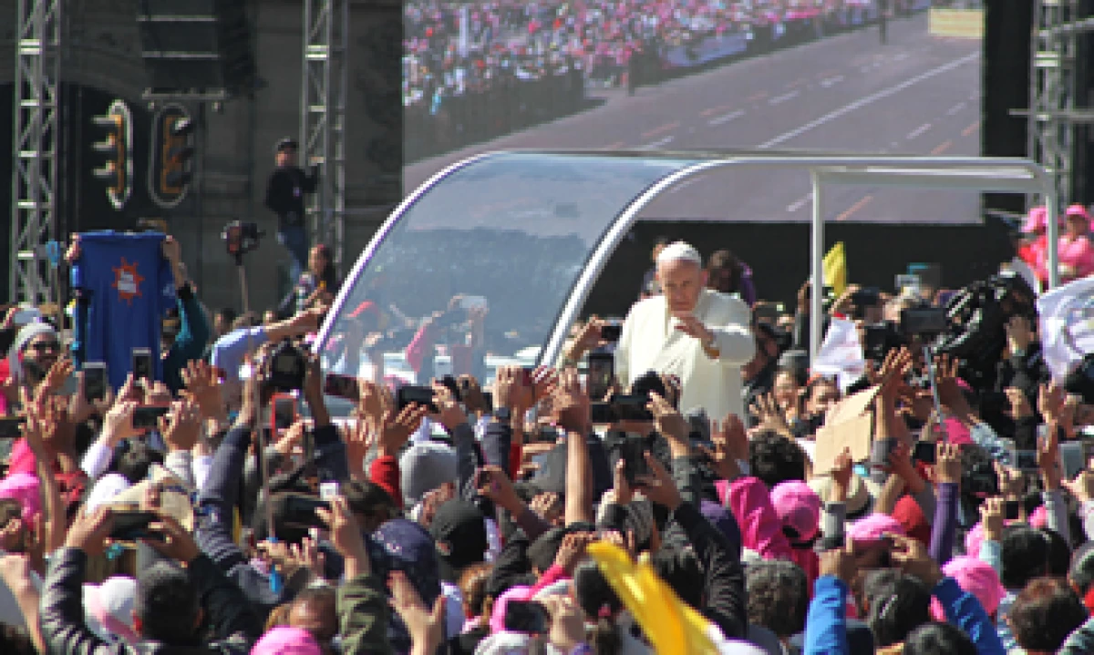 El papa tuvo un recorrido de unos cuatro minutos por el Zócalo capitalino. (Foto: Cuartoscuro )