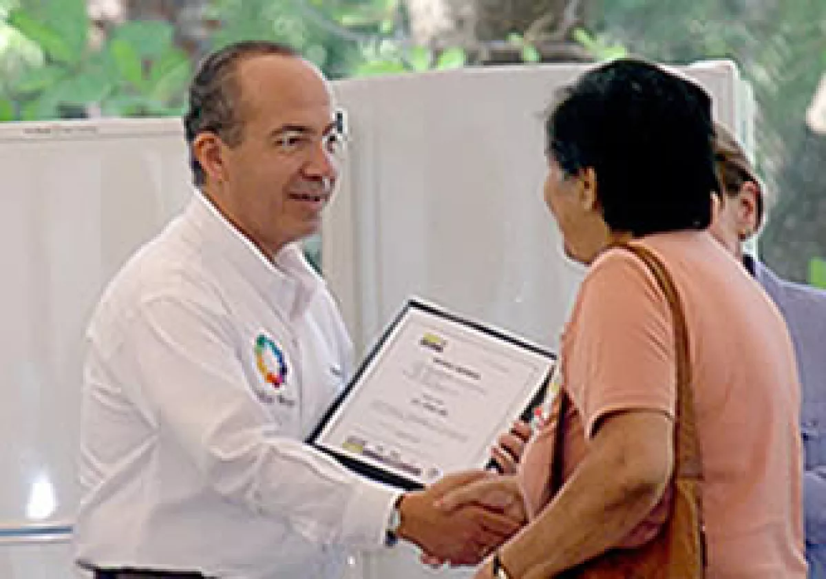 El presidente Felipe Calderón entregó este lunes el refrigerador 1 millón del programa