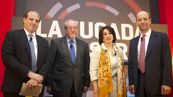 Alberto Bello, director editorial de Grupo Expansión en compañía del panel de expertos: Rocío Ruiz Chávez de la Secretaría de Economía, Roberto Newell del Instituto Mexicano para la Competitividad (IMCO) y Luiz Carlos Ferezin de Accenture.