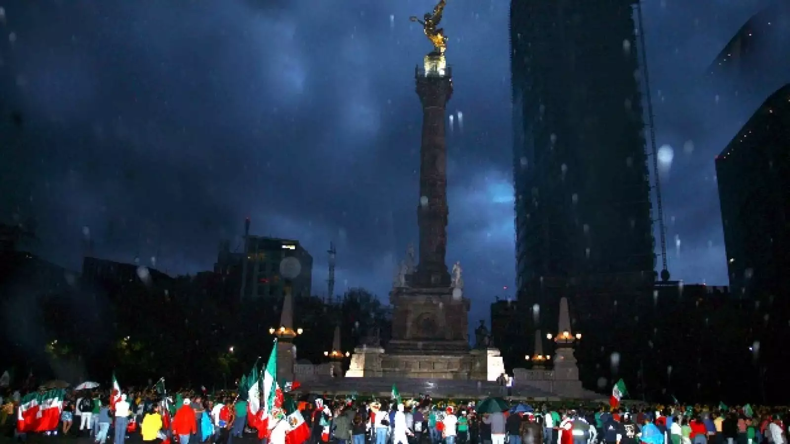 Cientos de mexicanos se dieron cita en paseo de la Reforma para festejar en campeonato del mundo