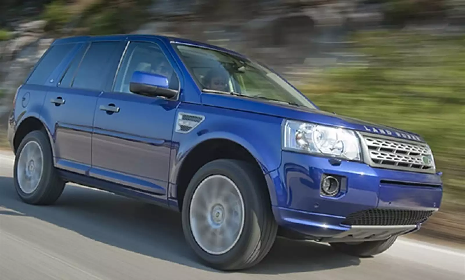 El SUV inglés no sólo afina sus líneas exteriores sino que también incorpora nuevas motorizaciones y cambios en su interior.