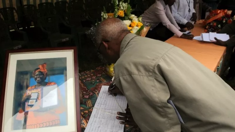 un hombre firma un libro de condolencias