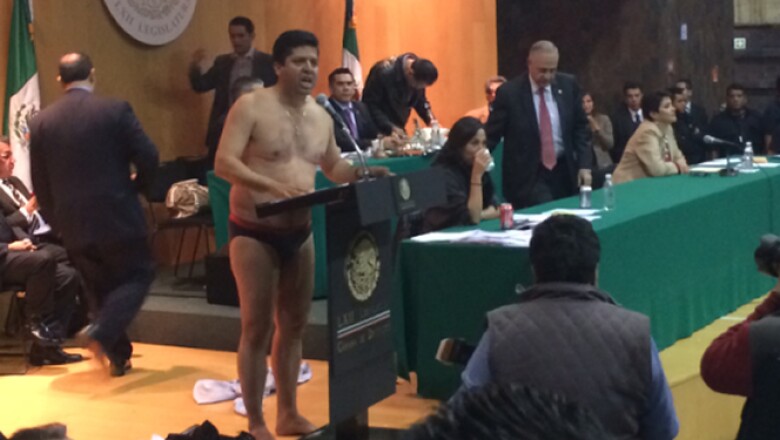 el diputado del PRD Antonio García Conejo, medio hermano de Silvano Aureoles, presentaba su reserva, cuando sorpresivamente se despojo de su ropa.