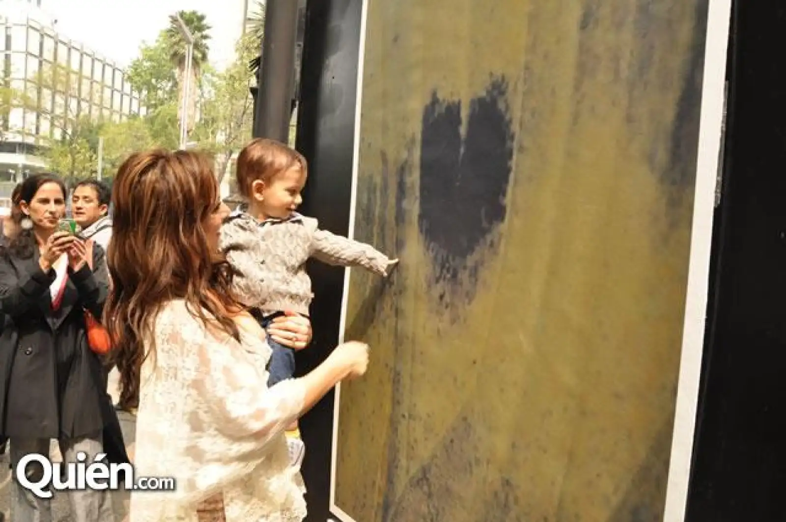 Claudia Lizaldi con su pequeño Iam Kneeland