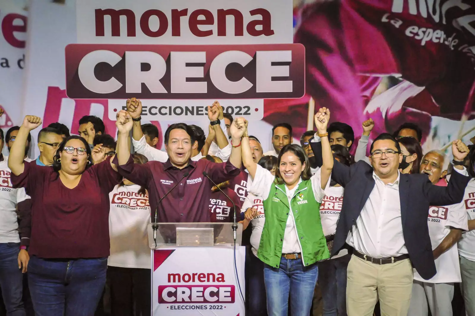 Citlalli Hernández, Mario Delgado, Karen Castrejon y Mario Llergo, celebran la victoria de Morena.