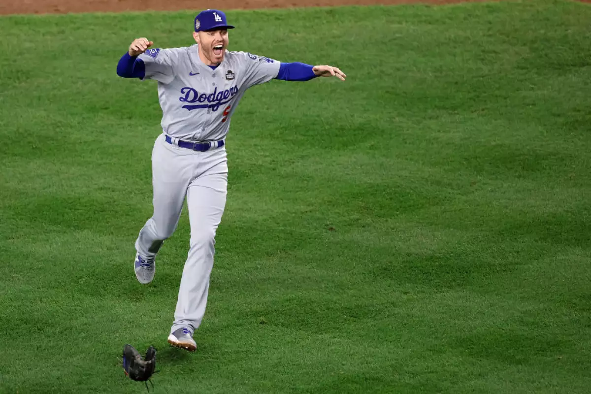 Foto del beisbolista Freddie Freeman, de los Dodgers, celebrando la victoria de su equipo.