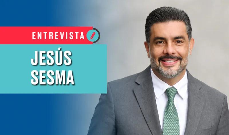 Jesús Sesma, líder del Partido Verde en CDMX, viste un saco color gris con una camisa blanca y una corbata verde.  