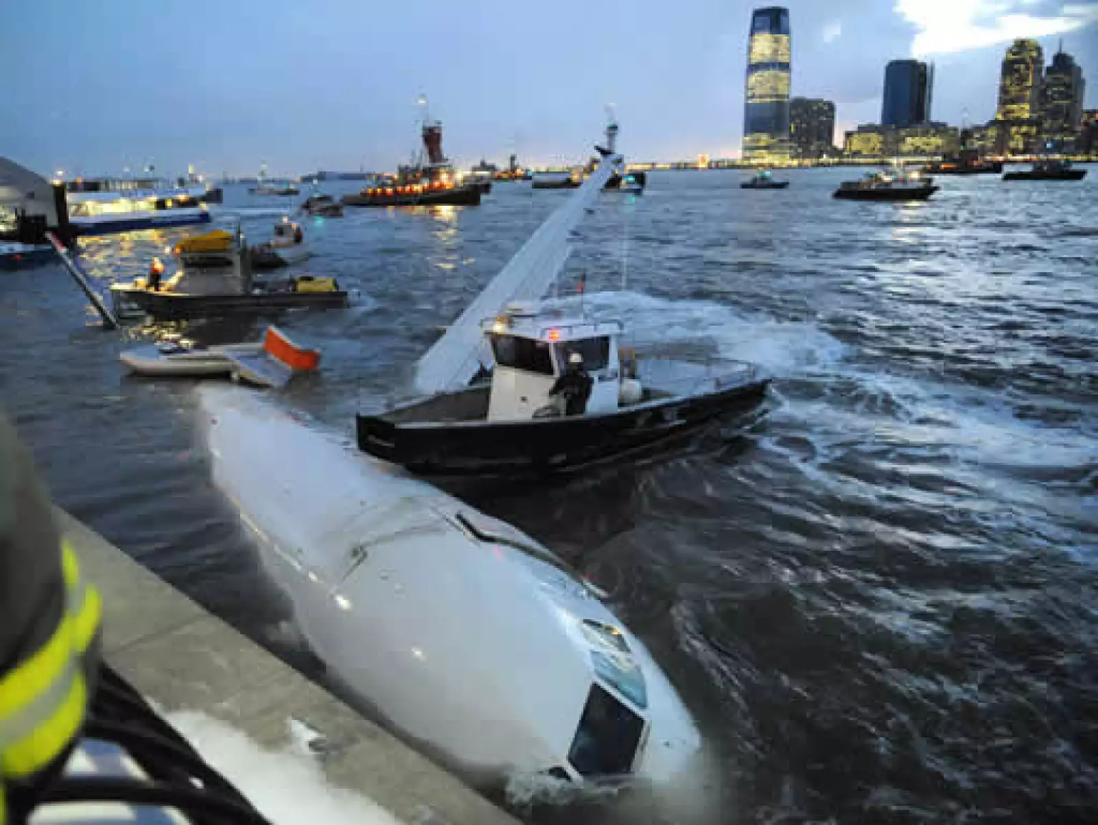 Expertos consideraron que el aterrizaje en agua sin que se rompiera fue extraordinario. Es increíble que pudiera aterrizar sin romperse, indicó Max Vermij, investigador del Accident Cause Analysis.