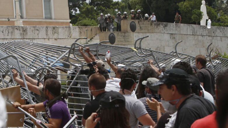 La policía antidisturbios disparó salvas de gases lacrimógenos para hacer retroceder a los manifestantes, que agredían a los agentes con botellas y basura.
