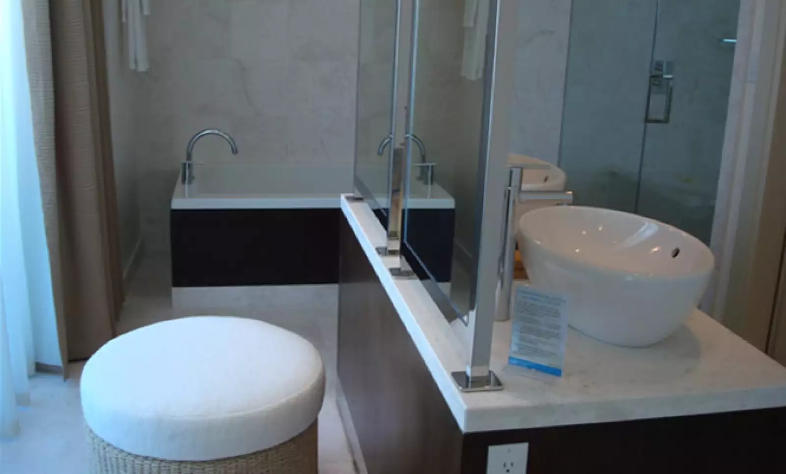 Todos los productos de limpieza y del baño son amigables al medio ambiente y en cada habitación hay dos botes de basura, uno para reciclaje. Este baño es de una junior suite.