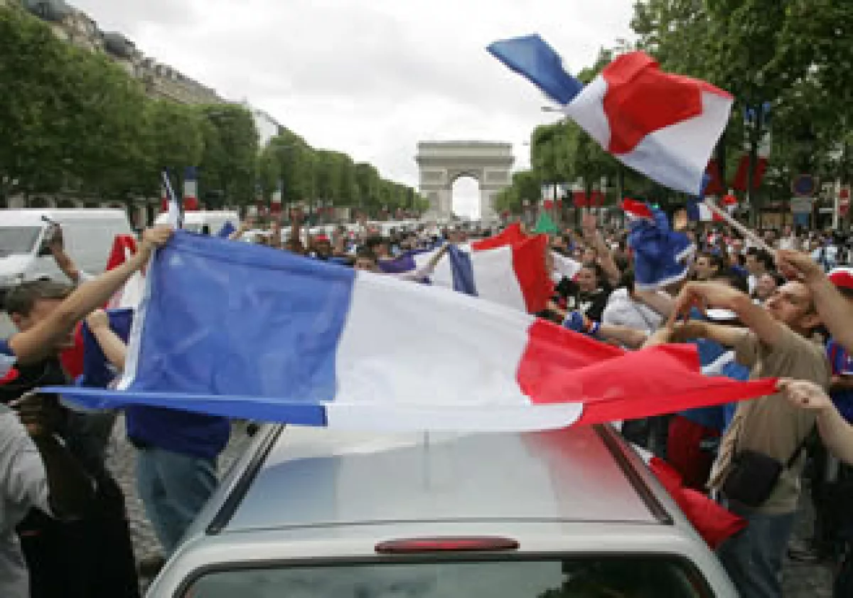 Francia vendió 1,848 millones de euros en papeles a julio del 2013 con un cupón del 4.5%. (Foto: AP)
