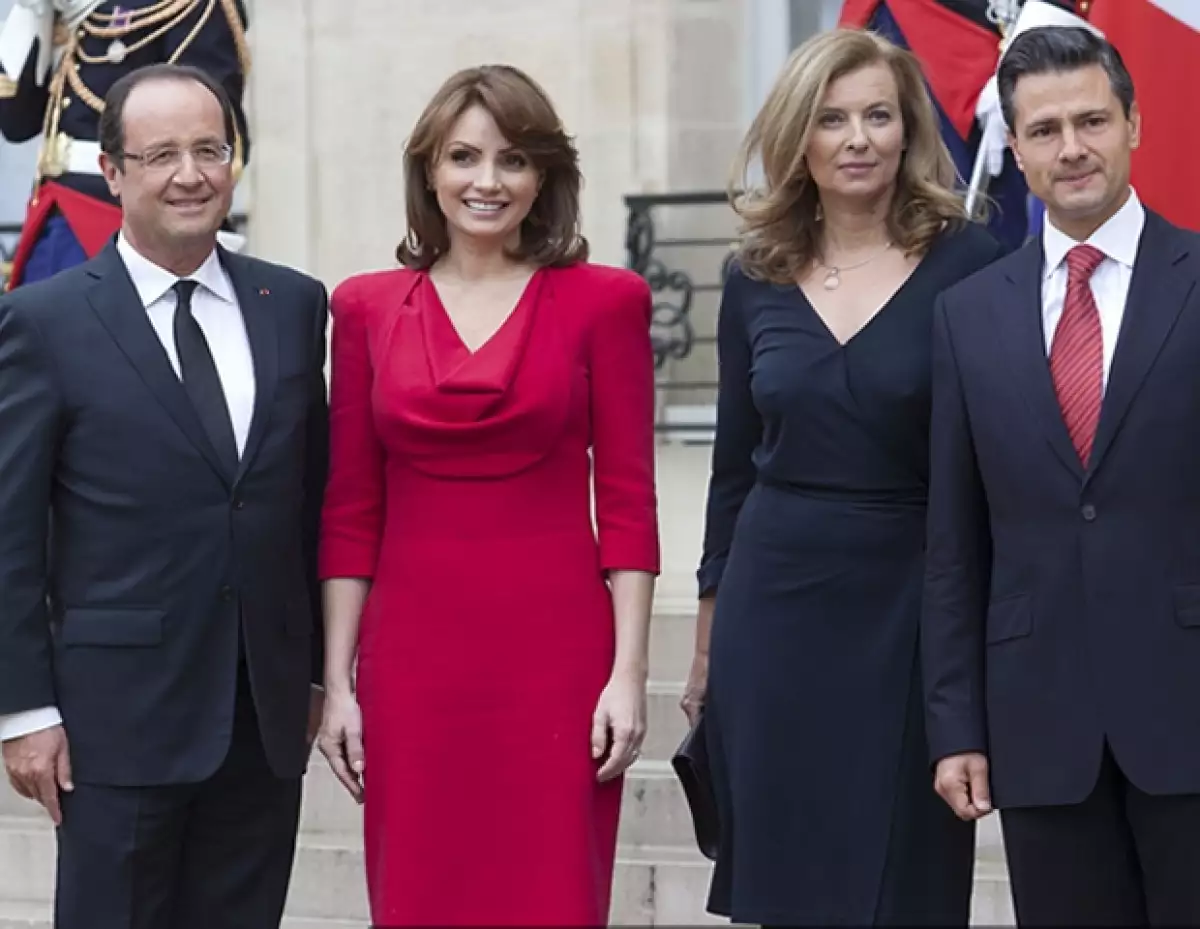 La actriz destacó entre sus acompañantes, quienes usaban azul marino.