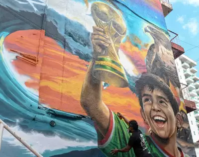 El artista mexicano Iván Bailon Hernández trabaja en un mural titulado "Sueno Mundialista", en referencia a la próxima Copa Mundial de la FIFA 2026, en Acapulco, estado Guerrero, México, el 7 de abril de 2026. 