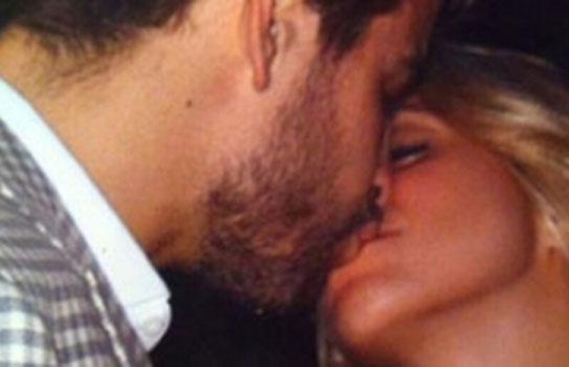 El futbolista confesó estar pasando uno de sus mejores momentos, tanto profesional como sentimental, y dijo que el beso que se dio con Shakira "es bonito".