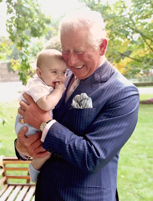 Más abuelo que heredero; la histórica foto de Carlos con Louis en su cumpleaños