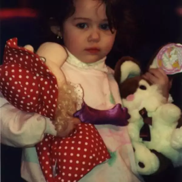 (1995. 3 años) Miley se empezó a interesar por la actuación a raíz de su participación en el programa de televisión que protagonizaba su padre, donde interpretó a `Kylie´.