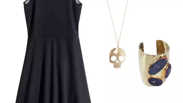 Te damos una sugerencia para vestirte este viernes, no olvides que los peep toe están in, un mini black dress siempre te saca del apuro y la joyería, siempre que sea la adecuada, realza tu look.