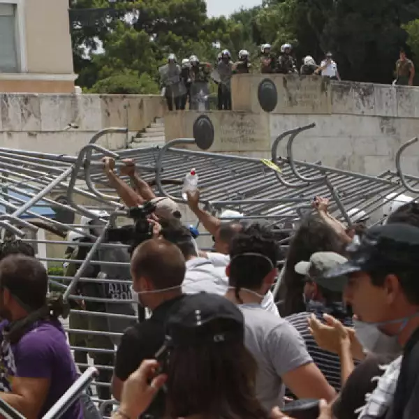 La policía antidisturbios disparó salvas de gases lacrimógenos para hacer retroceder a los manifestantes, que agredían a los agentes con botellas y basura.