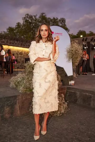 imagen de Olivia Peralta proyectaba elegancia y poder con este impecable traje sastre en un tono crema con detalles dorados, un look de Liverpool inspirado en la mujer contemporánea.
