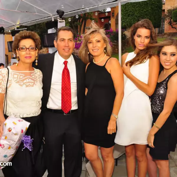 Georgina, Manuel, Lola y Cecy González con María Inés Huguenin