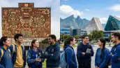 Estudiantes del lado izquierdo frente a la Biblioteca Central de CU; del lado derecho, jóvenes en el Tec. La UNAM y el Tecnológico de Monterrey son las universidades mexicanas mejor posicionadas en el ranking mundial QS 2027.