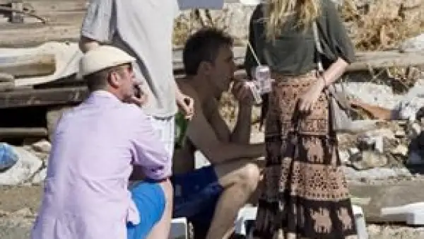 La actriz y su novio Nate Lowman viajaron a la pequeña isla de Hydra, en donde se presentaron 70 nuevas pinturas y una escultura de Nate en la galería del coleccionista Pauline Karpidas.