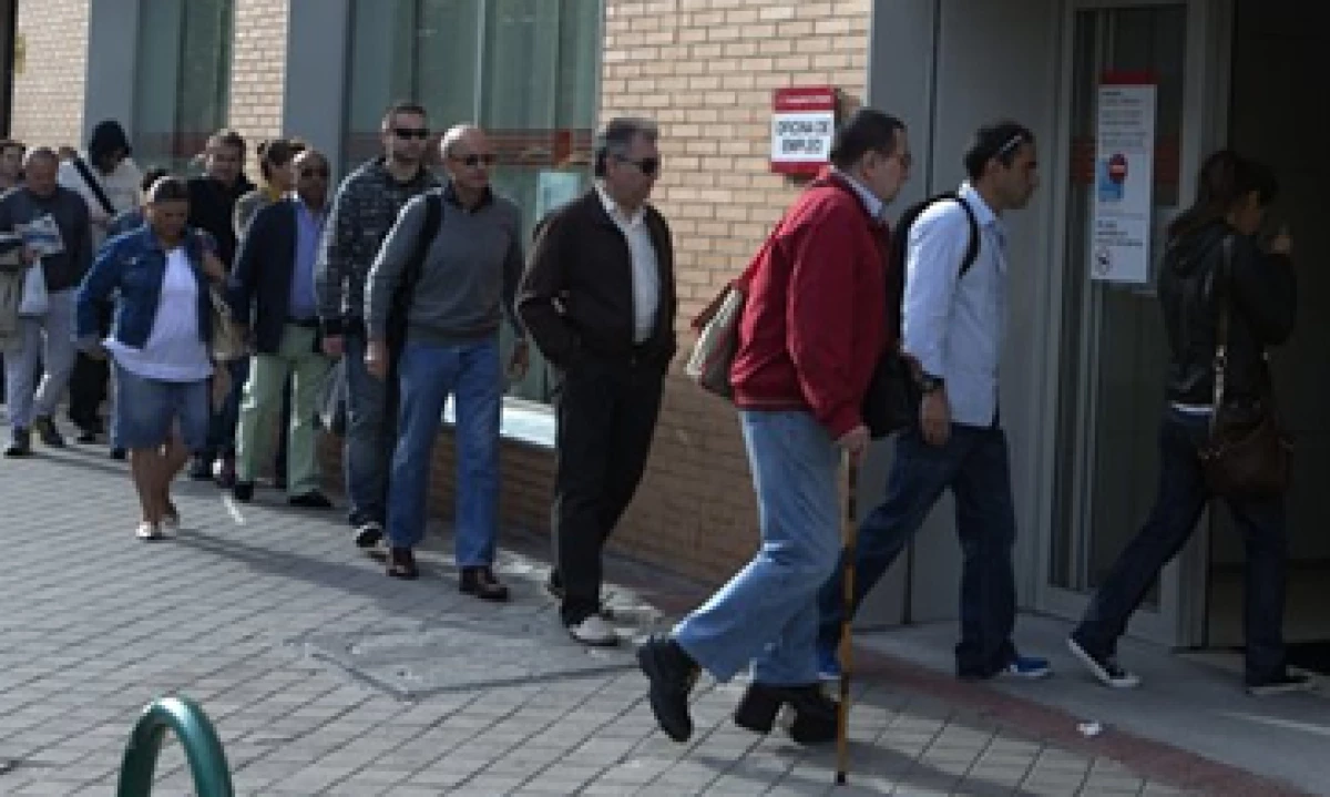 Los jóvenes tienes tres veces más posibilidades de estar desempleados que los adultos. (Foto: Reuters)