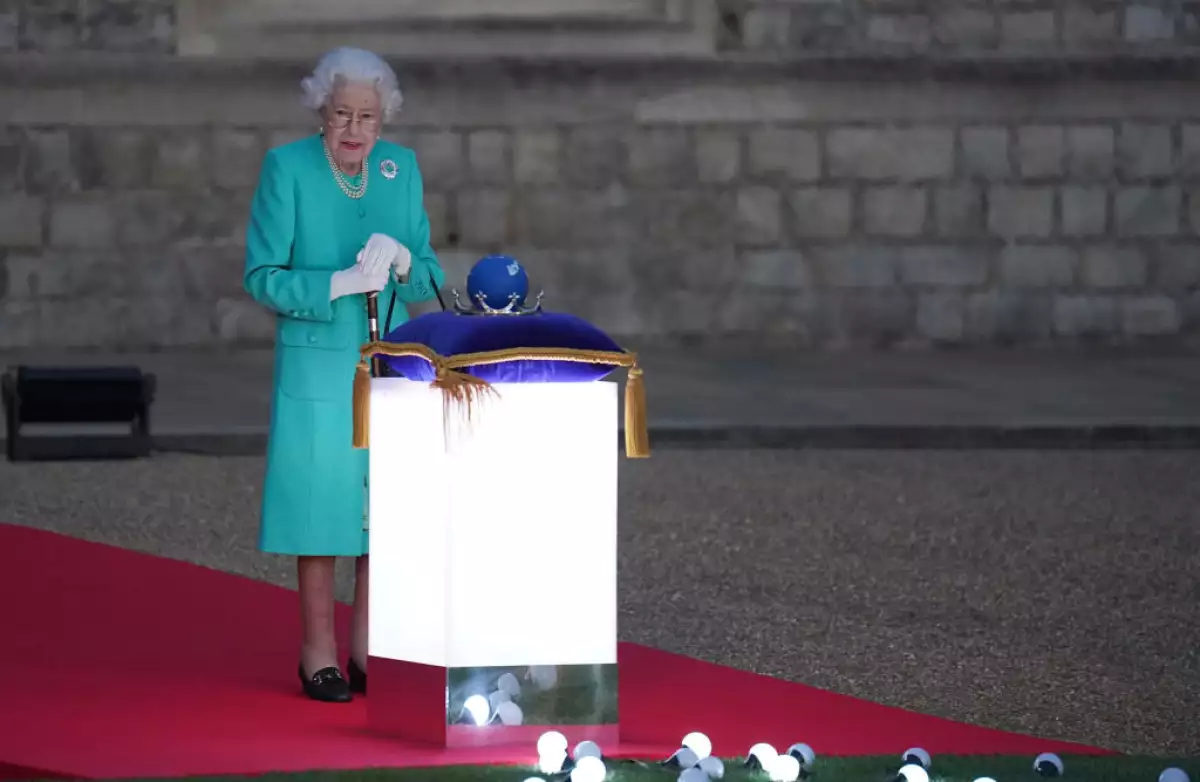 Queen Elizabeth II Platinum Jubilee 2022 - Queen Elizabeth II Lights The Windsor Castle Beacon