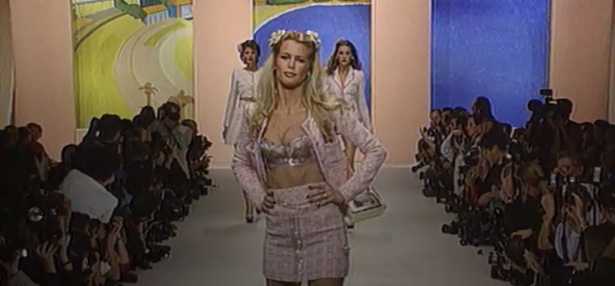 Claudia Schifer modelando en Chanel en 1995.