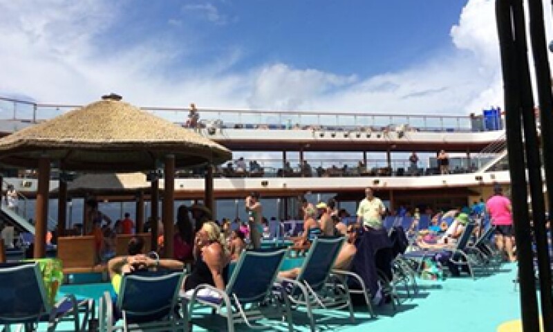 El reportero comenta que la fiesta sigue dentro el crucero Carnival Magic. (Foto: tomada de Twitter/@EricLupher7News )
