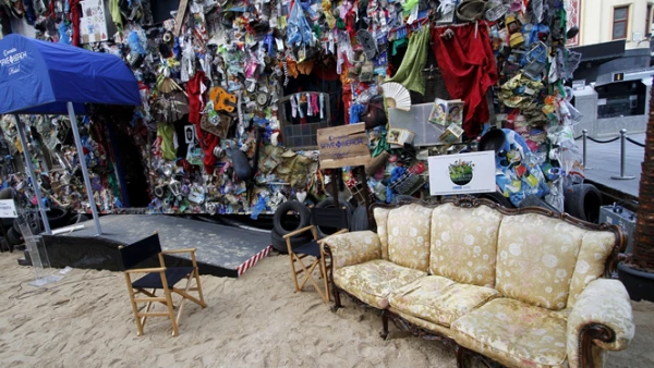 El hotel “Corona Save The Beach” está construido con doce toneladas de residuos encontrados en diversas playas europeas.