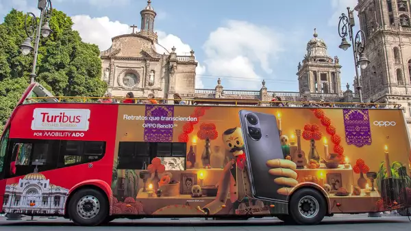 Turibus con decoración alusiva al Día de Muertos