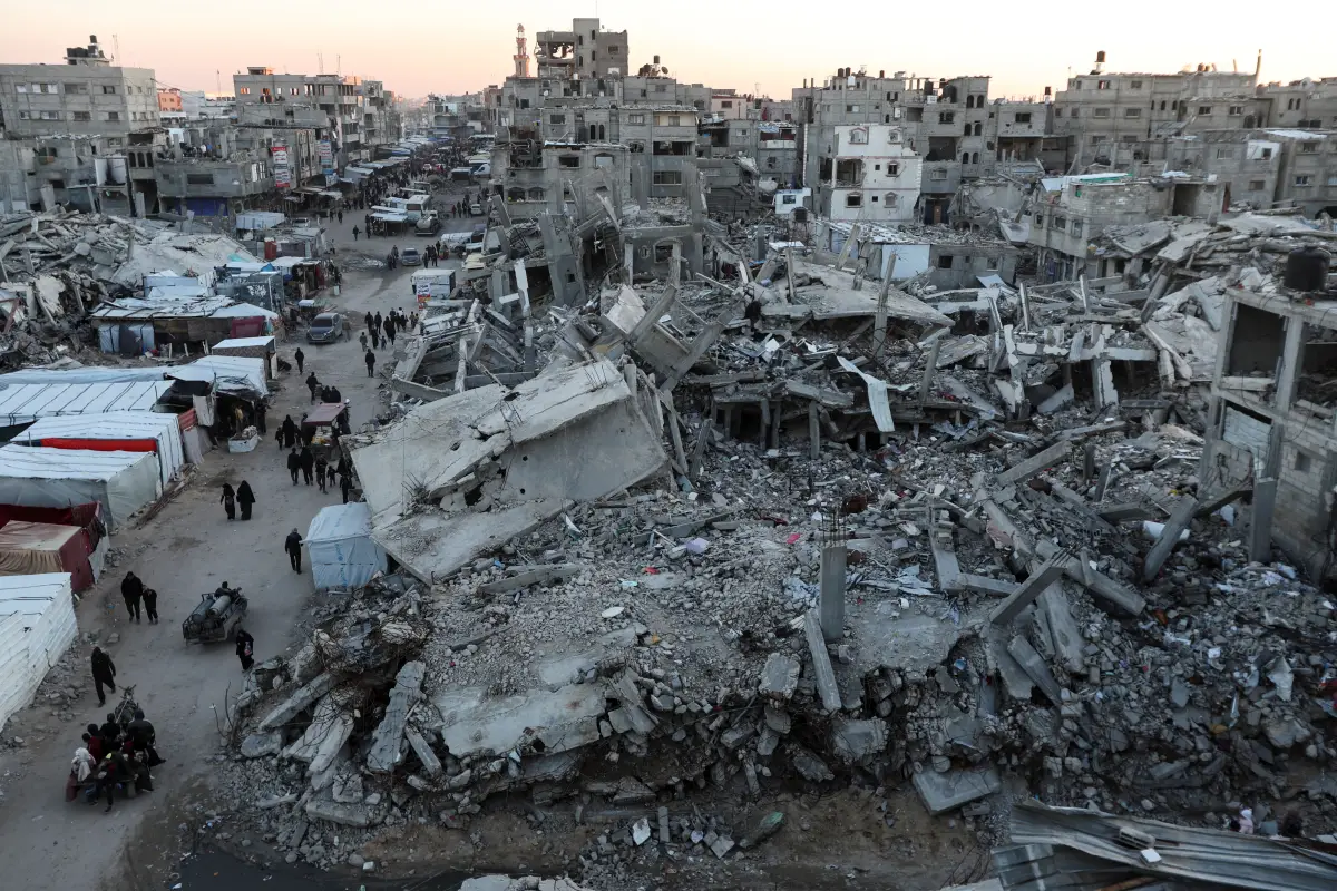 Los palestinos caminan entre los escombros de los edificios, en medio de un alto el fuego entre Israel y Hamas, en Khan Younis, en el sur de la Franja de Gaza, el 27 de febrero de 2025. (Imagen principal del artículo web 'Egipto propone una alternativa a la “Riviera” que Trump quiere para Gaza')