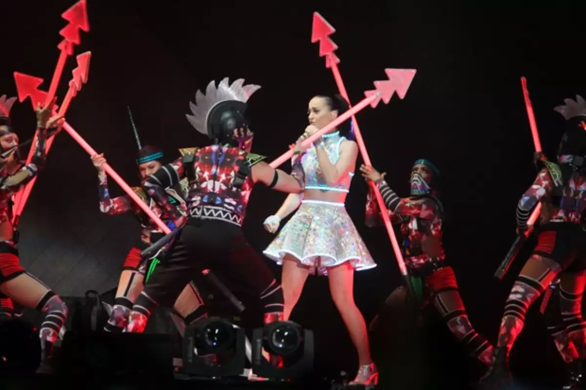 En su tercera visita al país, la cantante deslumbró con la producción de su 'Prismatic World Tour', superando las expectiativas de los miles de asistentes al show en el Palacio de los Deportes.