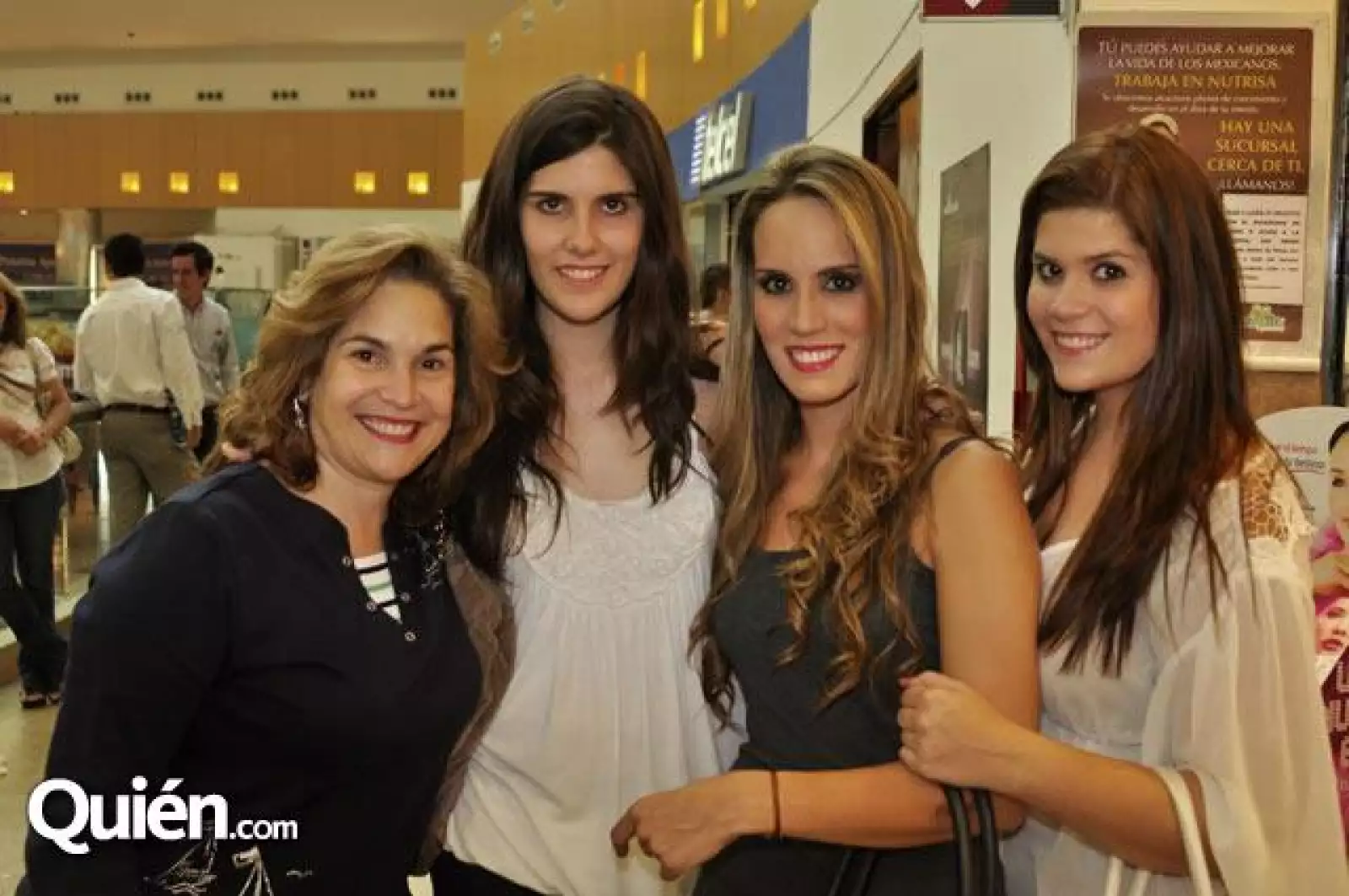 Tere Villarreal de Dillon,Nena Dillon,Lizy Dillon y Montse Dillon