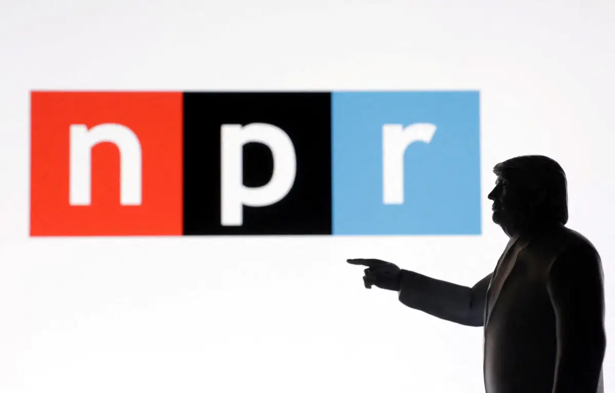 Un modelo en miniatura impreso en 3D del presidente de los Estados Unidos, Donald Trump, con el logotipo de la Radio Pública Nacional (NPR) en el fondo se ve en esta ilustración tomada el 23 de abril de 2025.