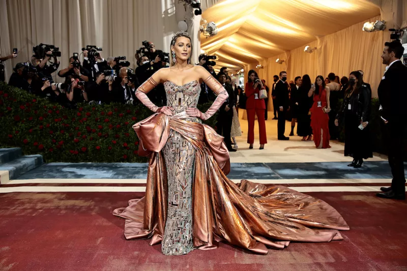 Blake Lively con un vestido color cobre en la Met Gala 2022.