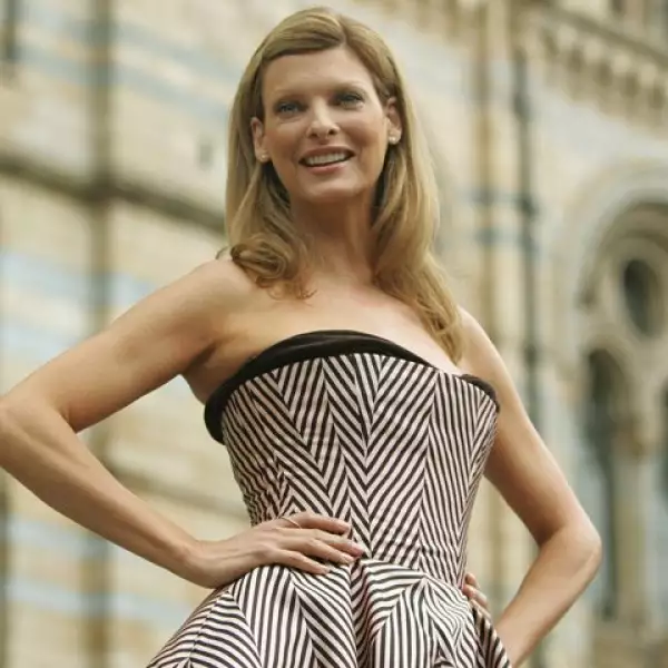 De las pocas veces que se le ha visto con el pelo largo, en esta ocasión, rubio.