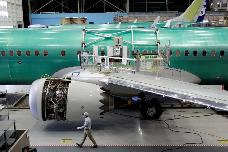 Un trabajador pasa junto al nuevo 737 MAX-9 de Boeing en construcción en su planta de producción en Renton, Washington, EE. UU., el 13 de febrero de 2017.
