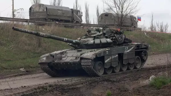 Un tanque y camiones de tropas prorrusas conducen a lo largo de una carretera cerca de Mariúpol durante el conflicto Ucrania-Rusia.