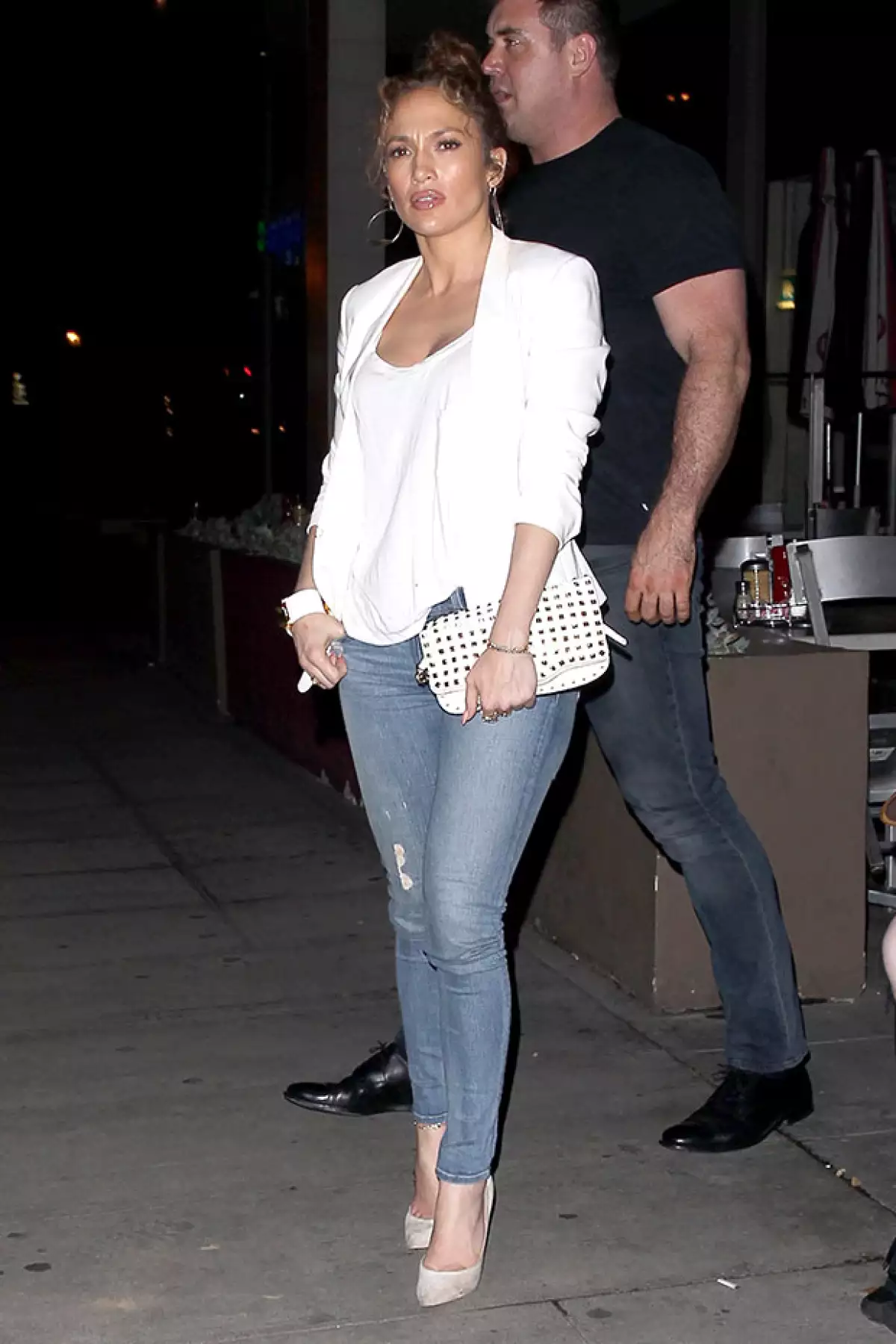 La cantante vestía de blanco con jeans y high heels.