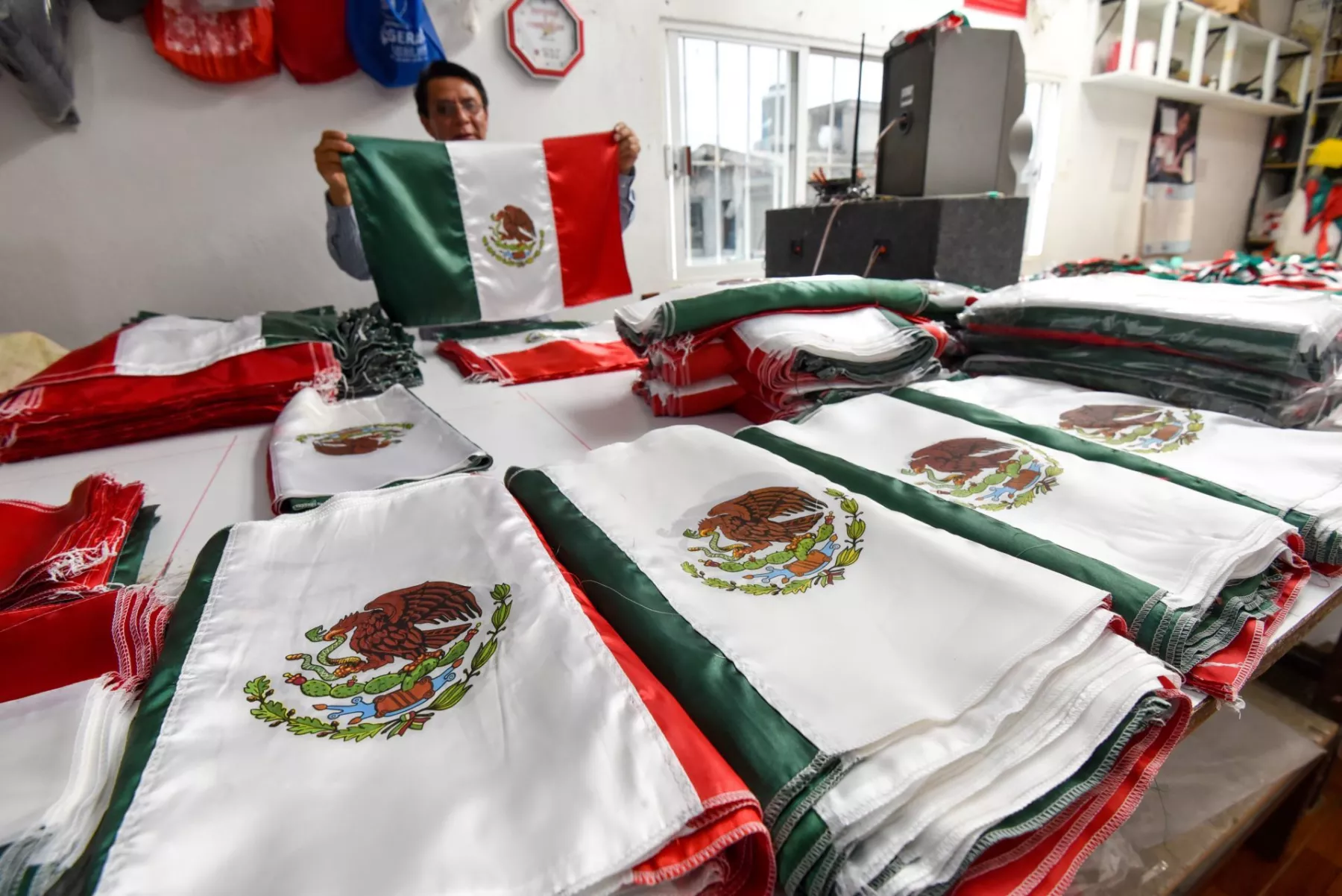Productores de banderas  de México se han visto afectados por la contingencia por COVID-19, bajando su producción drásticamente.