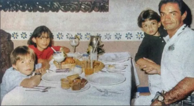 La actriz posteó en Instagram una foto de su infancia junto a su papá, Eugenio Derbez, y narró cómo eran aquellos días que pasaban juntos.