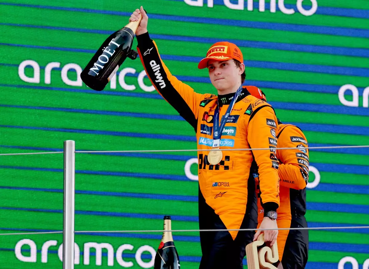 El piloto australiano de McLaren, Oscar Piastri, celebra en el podio después de ganar el Gran Premio de España de Fórmula Uno en el Circuito de Cataluña en Montmelo, en las afueras de Barcelona, el 1 de junio de 2025.