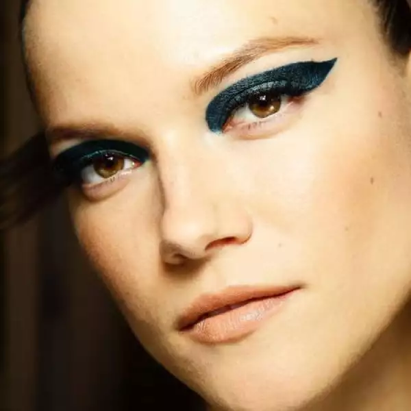 Atelier Versace- La famosa  makeup artist Pat McGrath comentó que Donatella quería algo diferente, gráfico y aerodinámico. Las modelos fueron maquilladas simulando las plumas de un pavo real en tono verde azulado, la boca en tono nude..