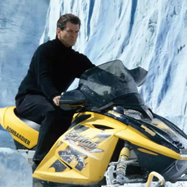 En la película ‘Die Another Die’, Bond necesita robar este trineo eléctrico, de manufactura canadiense, que puede alcanzar 100 kilómetros por hora.