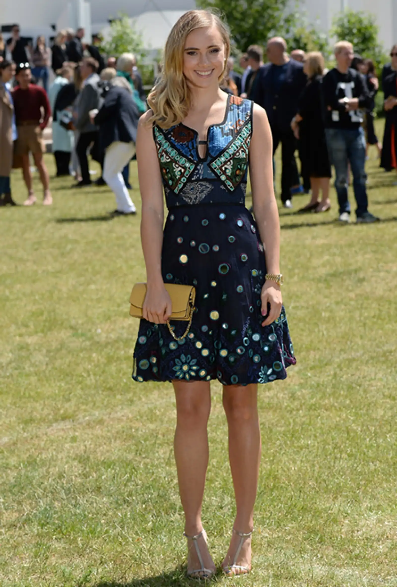 La modelo estuvo presente en el desfile de la colección primavera-verano de Burberry Prorsum para hombre. La protagonista del front row llevó un vestido de otoño 2015 de la firma inglesa el cual combinó con sandalias doradas y una mini bolsa amarilla.